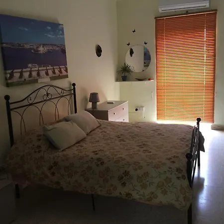 Tradtional One Bedroom דירה