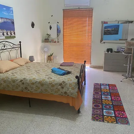 Apartment Tradtional One Bedroom *